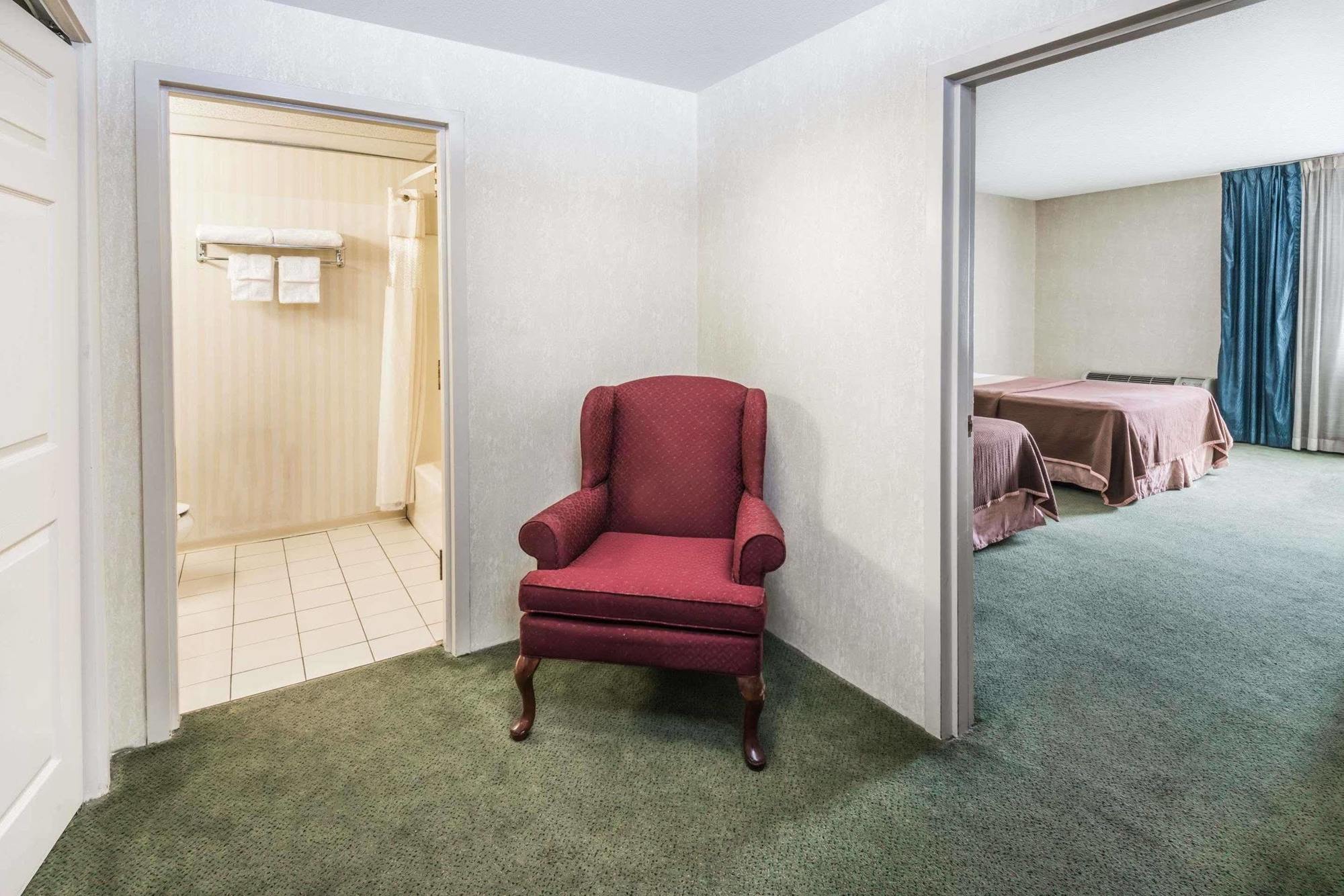 Howard Johnson By Wyndham Milford/New Haven Экстерьер фото