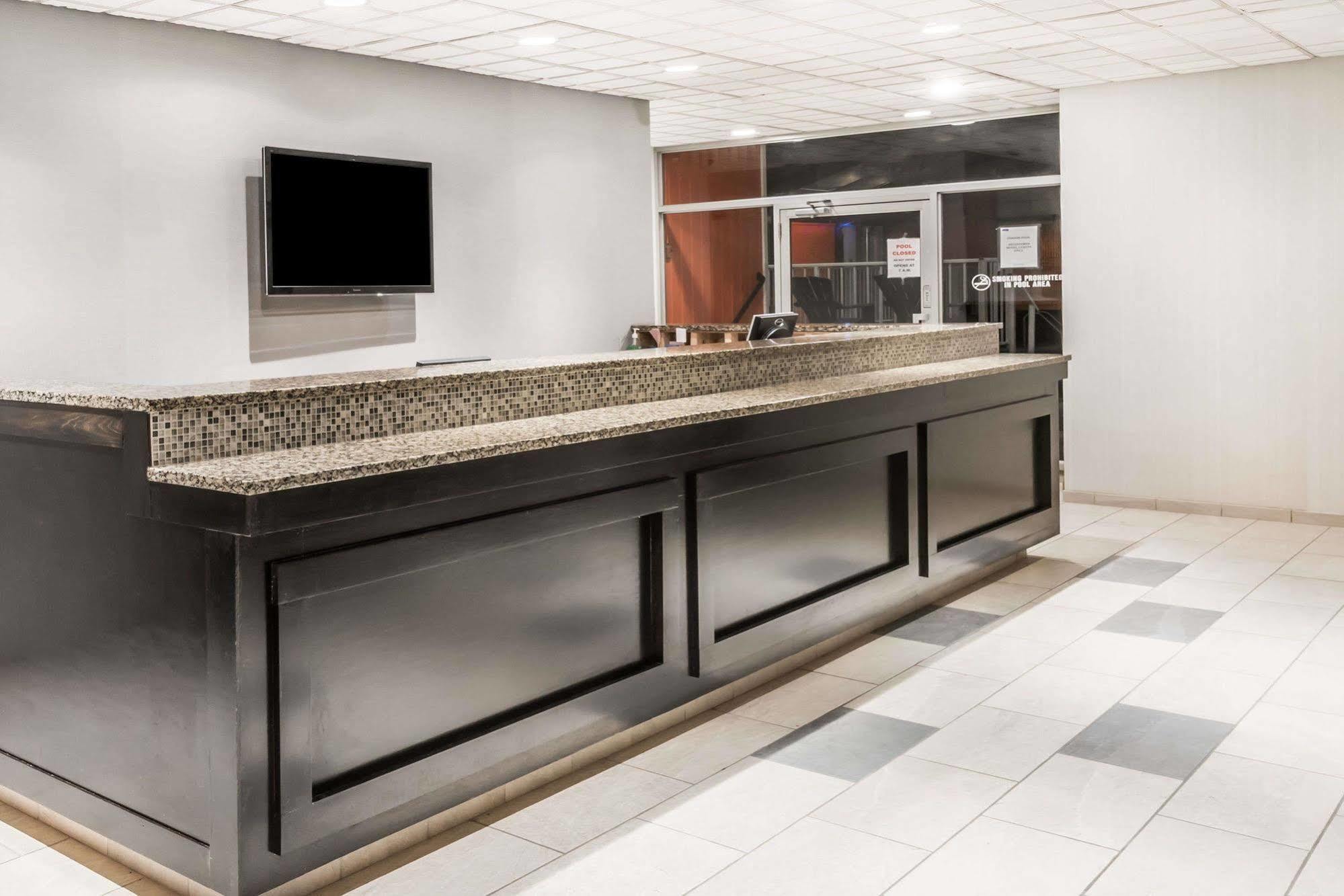 Howard Johnson By Wyndham Milford/New Haven Экстерьер фото