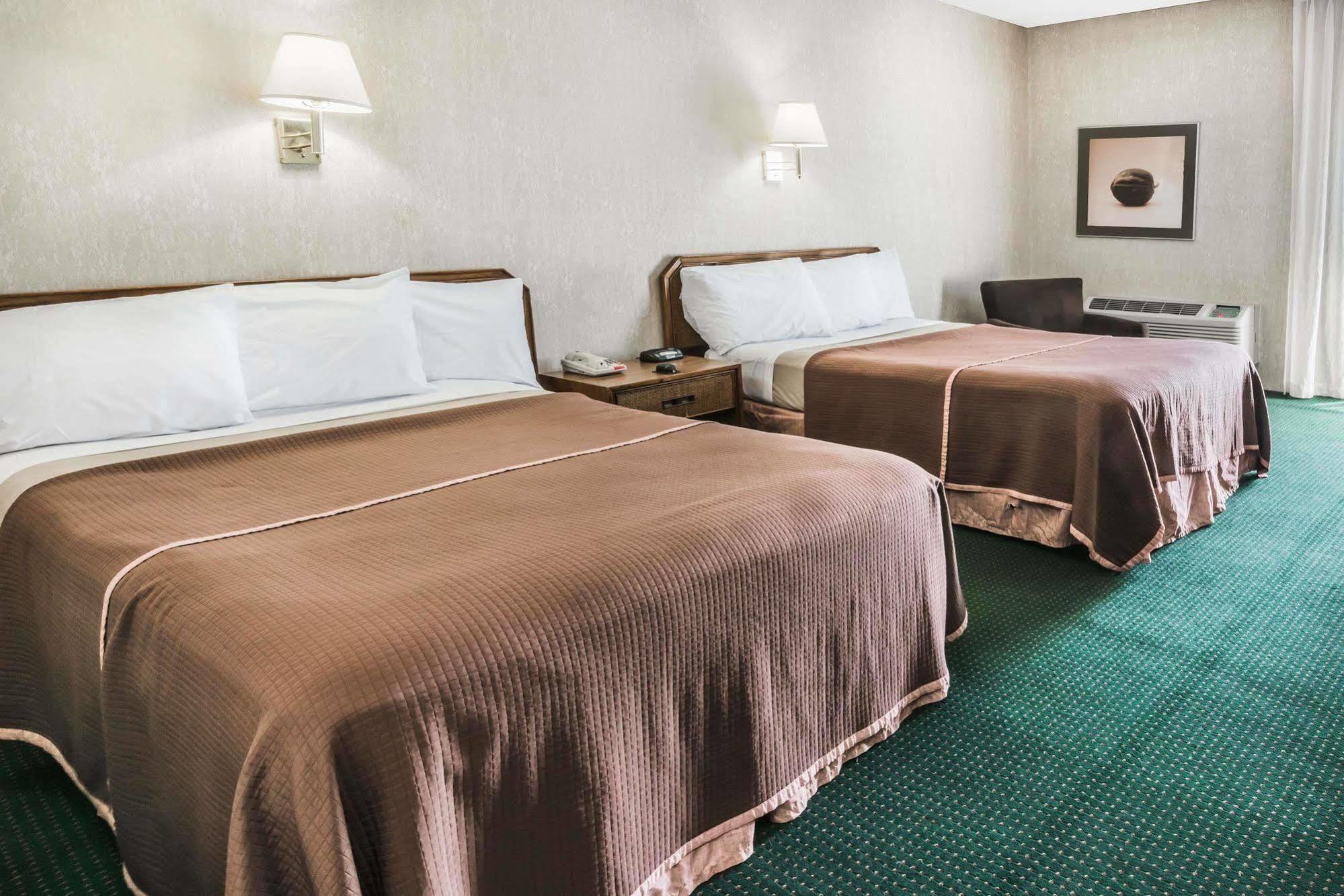 Howard Johnson By Wyndham Milford/New Haven Экстерьер фото