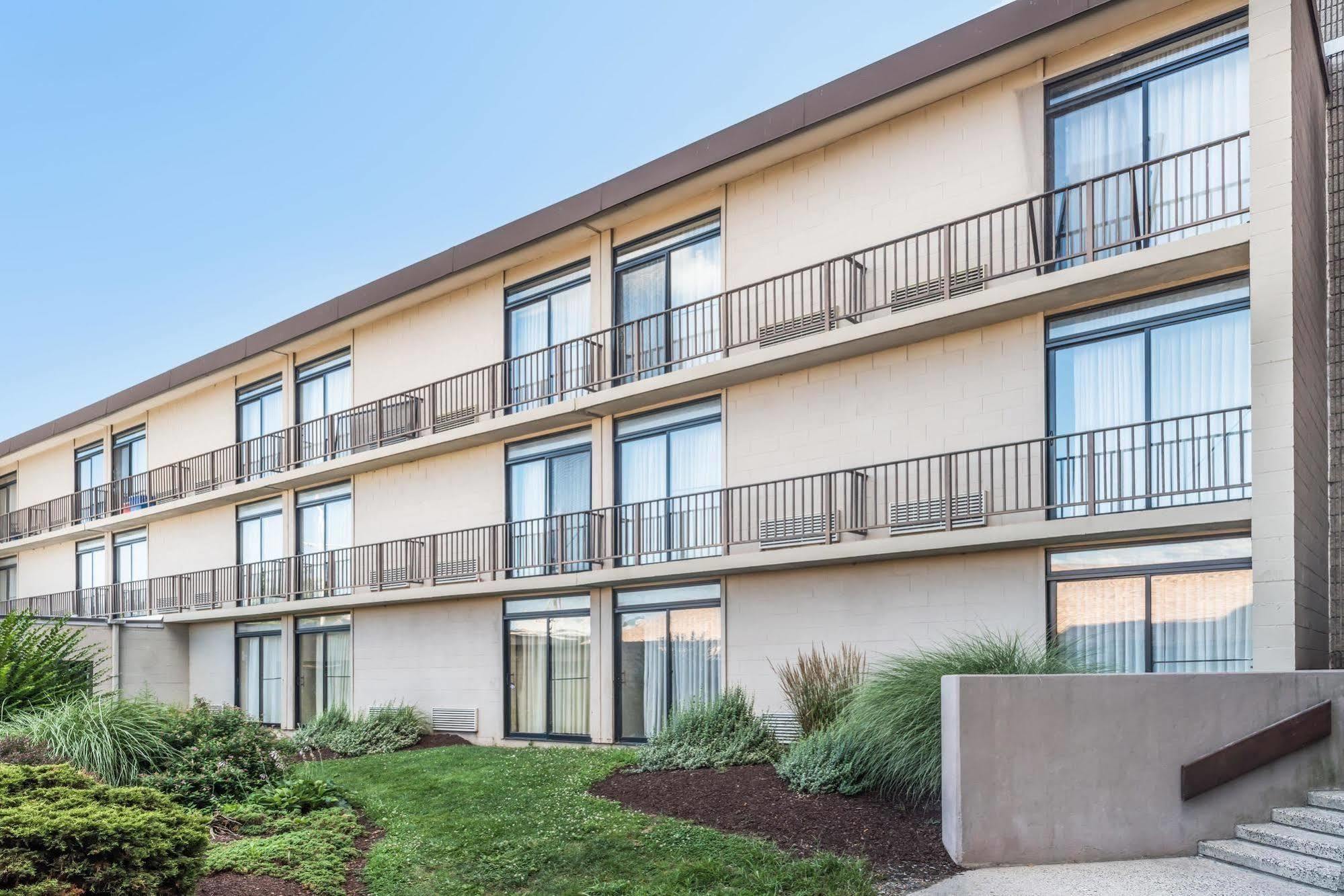 Howard Johnson By Wyndham Milford/New Haven Экстерьер фото
