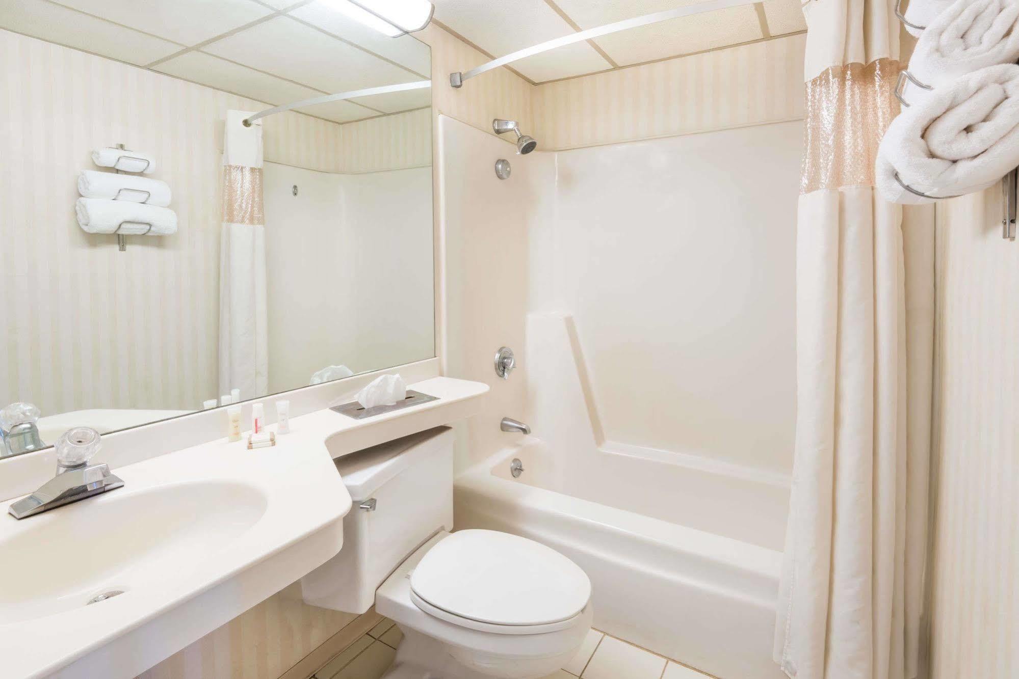Howard Johnson By Wyndham Milford/New Haven Экстерьер фото